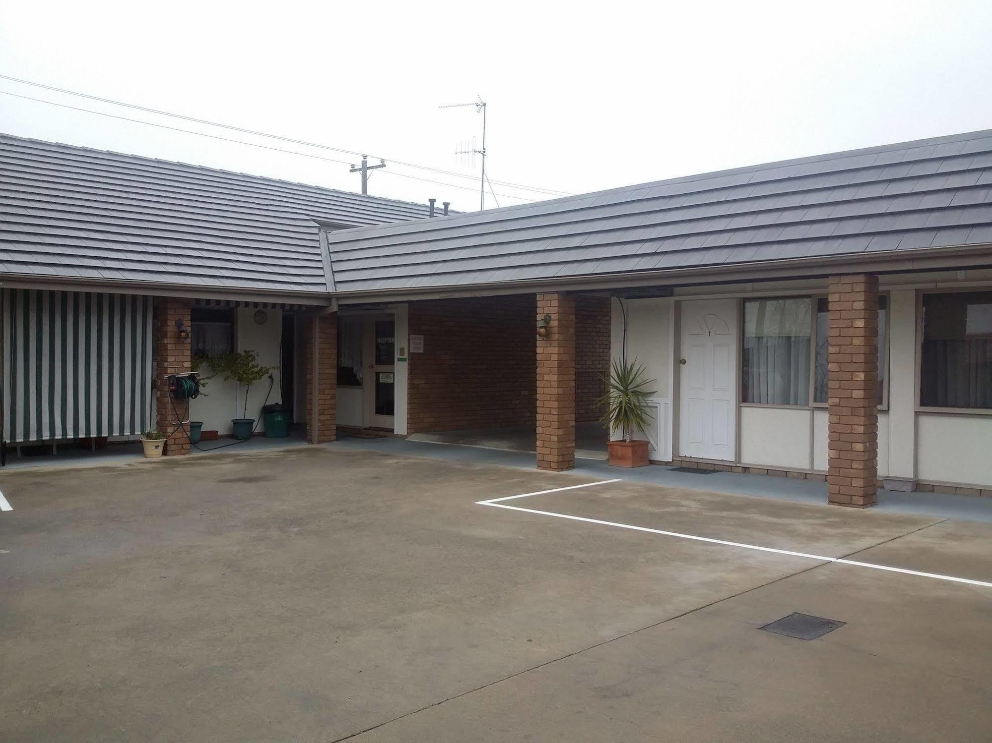 Shepparton Motor Inn Tudor House Motel Exterior photo